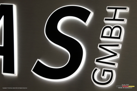 LED-Leuchtkasten mit durchgesteckten Leuchtbuchstaben. LIBERTAS - Hochwertige Leuchtreklame in Edelstahloptik