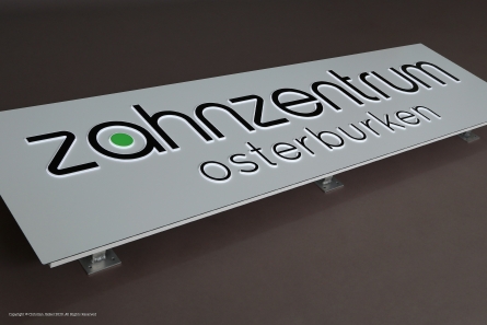 Dekupiertes LED-Schild mit leuchtenden Buchstaben und einem Montagerahmen aus Aluminium.