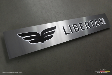 LED-Leuchtkasten mit durchgesteckten Leuchtbuchstaben. LIBERTAS - Hochwertige Leuchtreklame in Edelstahloptik