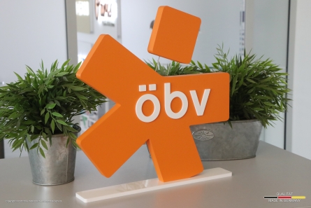 öbv - Ausgefallener Aufsteller aus lackiertem PVC und Acrylglas