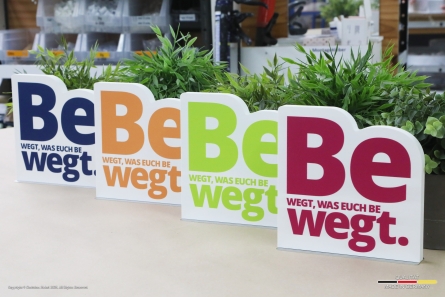 EWR Bewegt - Bunte Logo-Aufsteller aus bedrucktem Forex