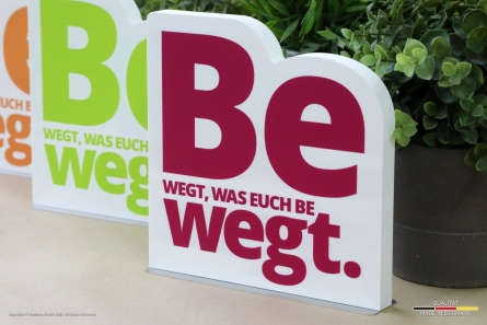 EWR Bewegt - Bunte Logo-Aufsteller aus bedrucktem Forex