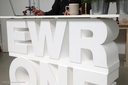 EWR ONE - Messetheke aus Buchstaben