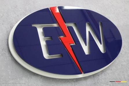 Firmenschild mit 3D-Logo aus farbigem Acrylglas. E+W - Mehrlagiges 3D-Logo aus Acrylox