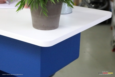 CORE - Messetheke und Rednerpult aus stehenden Buchstaben