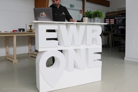 EWR ONE - Messetheke aus Buchstaben