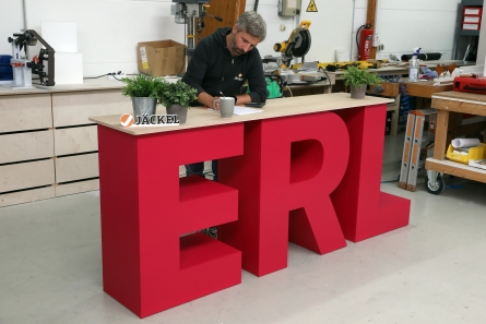 ERL - Messetheke aus stehenden 3D-Buchstaben