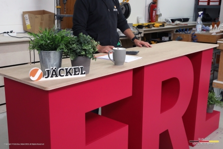 ERL - Messetheke aus stehenden 3D-Buchstaben