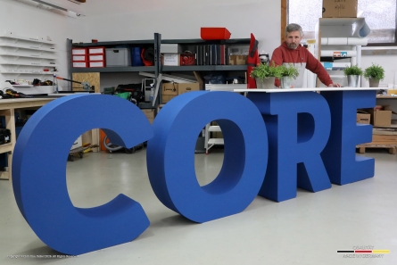 CORE - Messetheke und Rednerpult aus stehenden Buchstaben