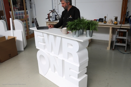 EWR ONE - Messetheke aus Buchstaben