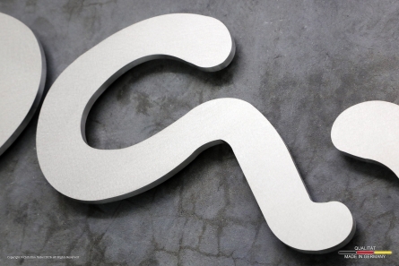 wohnbar - 3D-Logo aus geschliffenem Aluminium