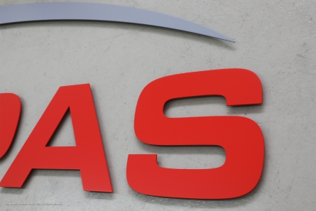 TOPAS - Großes Fassadenlogo aus Metall