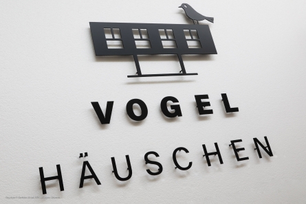 VOGEL HÄUSCHEN - Fassadenbeschriftung mit Metallbuchstaben