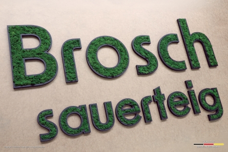 Brosch Sauerteig - Moosbuchstaben als Wandlogo