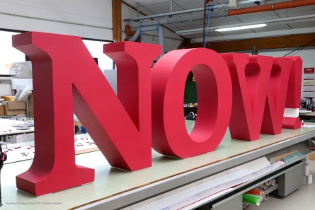 NOW! - Stehende & wetterfeste Buchstaben für den Außenbereich