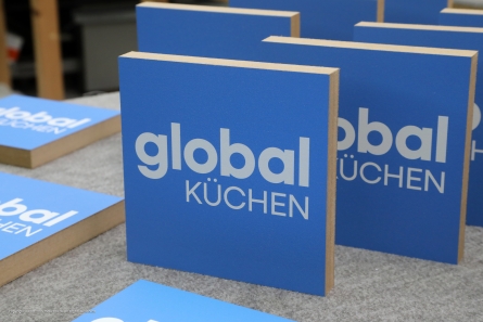 global KÜCHEN - Tischaufsteller aus bedrucktem MDF