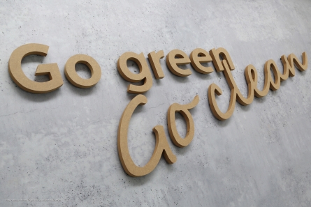 Nachhaltige Werbung mit 3D-Buchstaben aus umweltfreundlichem MDF.