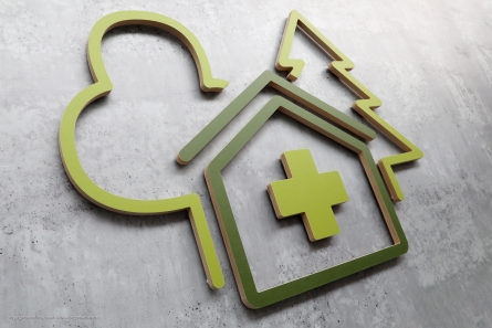 Waldklinik - Umweltfreundliches Holz-Logo aus Multiplex