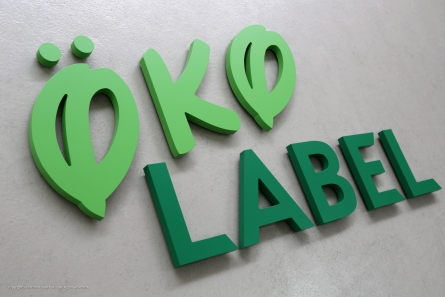 Umweltfreundliche 3D-Buchstaben aus nachhaltigem MDF.