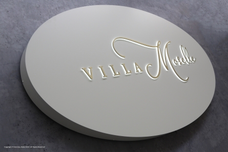 Villa Moselle - Ovales Leuchttransparent mit dekupierten Buchstaben