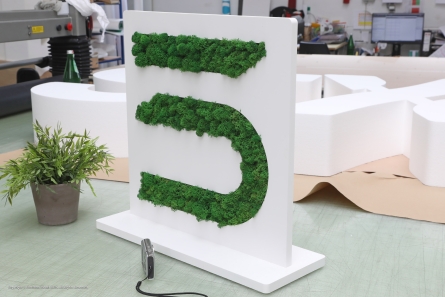 Universal Investment - Stehendes Logo aus Moos und PVC