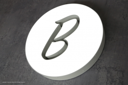 Beleuchtetes Logo aus Aluminium und Plexiglas (Profil 5).