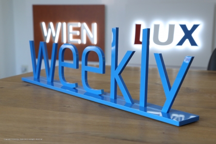 weekly - Tischaufsteller aus blauem Acrylglas