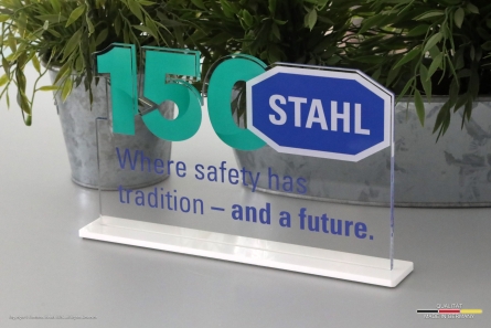 150 Jahre STAHL - Tischaufsteller aus Acrylglas
