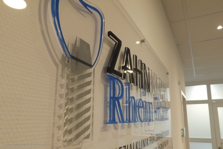 Klinikschild aus klarem Acrylglas mit aufgeklebten 3D-Buchstaben.