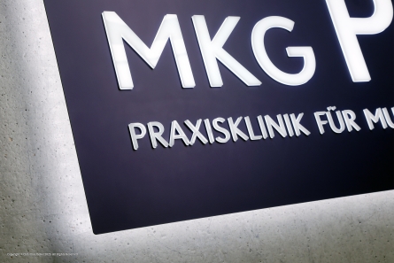 MKG Paulo - Beleuchtetes Praxisschild
