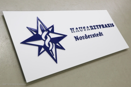 Hausarztpraxis Norderstedt - Praxisschild mit 3D-Buchstaben
