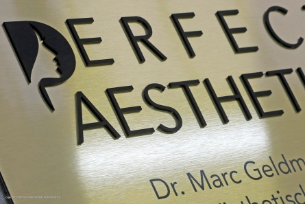 PERFECT AESTHETICS - Praxisschild aus goldenem Butlerfinish