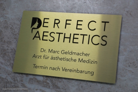 PERFECT AESTHETICS - Praxisschild aus goldenem Butlerfinish