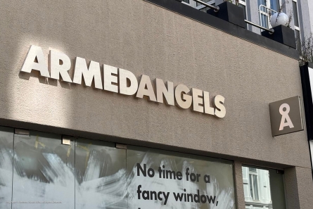 ARMEDANGELS - Edelstahl Profilbuchstaben für die Fassade