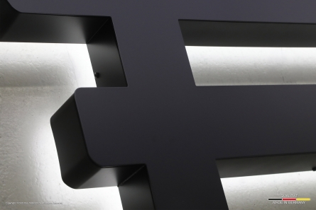 ONI - Beleuchtetes Logo für ein Fitness-Studio