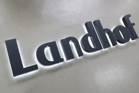 Landhof - Leuchtreklame mit Profilbuchstaben