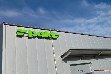 PAKT - Beleuchtetes Fassadenlogo mit Profil 5 Leuchtbuchstaben