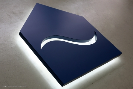 LED-Aussenreklame mit Profil 3 Aluminium-Logo.