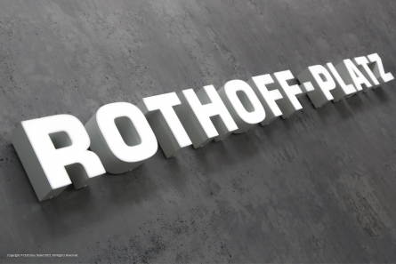 ROTHOFF-PLATZ - Beleuchteter Straßenname mit Profil 6 Leuchtbuchstaben