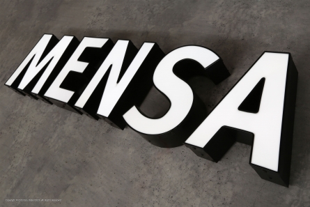 MENSA - Leuchtreklame mit Profilbuchstaben