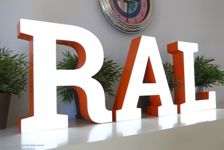 RAL - Profil 6 Leuchtbuchstaben mit folierten Zargen
