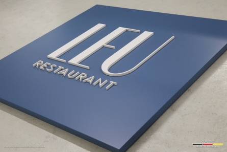 LEU Restaurant - Gekantetes Schild mit 3D-Buchstaben
