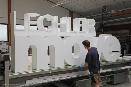 LECHLER move - Riesiger Aufsteller mit stehenden 3D-Buchstaben