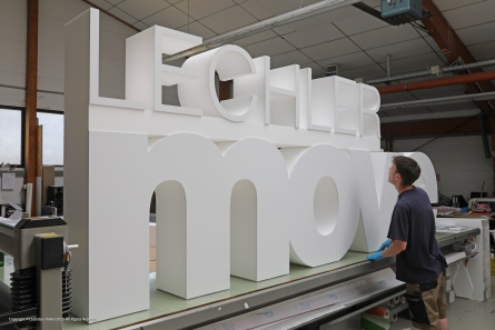 LECHLER move - Riesiger Aufsteller mit stehenden 3D-Buchstaben