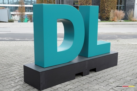 DL - Stehende 3D-Buchstaben mit Sockel
