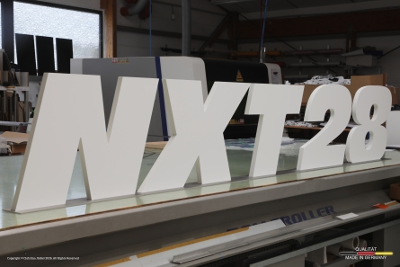 NXT28 - Robuste stehende Buchstaben aus massivem PVC