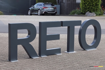 RETO - Extrem robuste stehende Buchstaben aus Massivem PVC