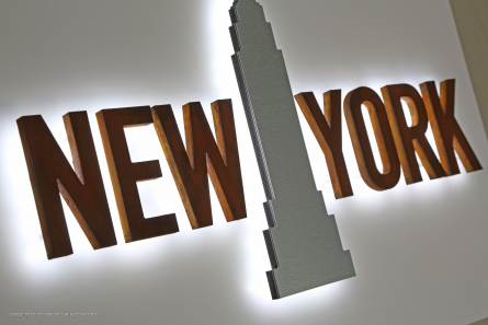 NEW YORK - Rostige Leuchtbuchstaben