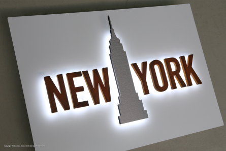 NEW YORK - Rostige Leuchtbuchstaben