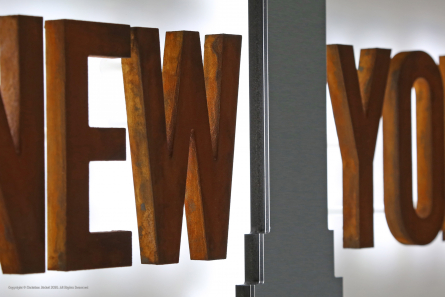NEW YORK - Rostige Leuchtbuchstaben